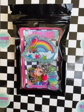 Load image into Gallery viewer, Alien Cloud 90’s Nostalgia Shaker Retractable Badge Reel
